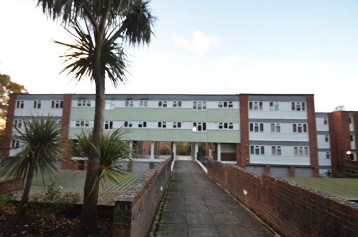 1 Bedroom Flat To Rent In Berkeley Court, Weybridge, KT13
