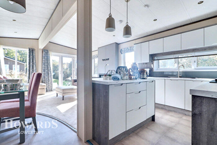 2 Bedroom Chalet For Sale In The Hollies, London Road, Lowestoft, NR33