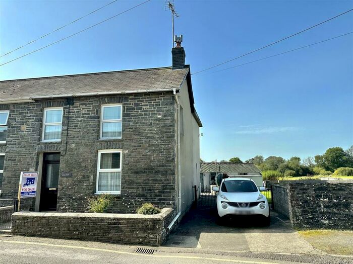 3 Bedroom House For Sale In Llanybydder, SA40