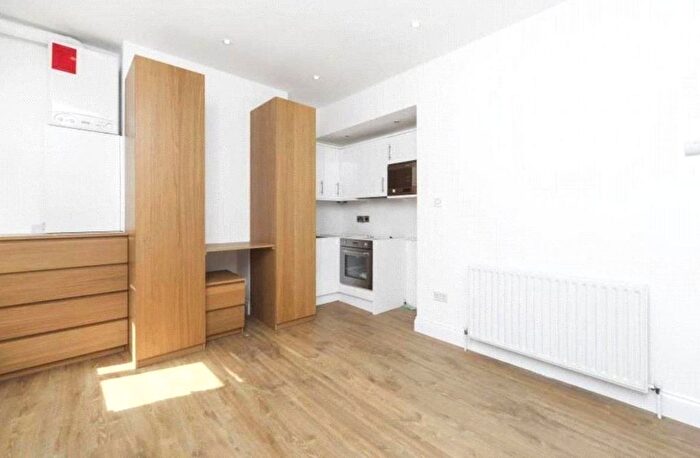 Studio To Rent In Ballards Lane, London, N3