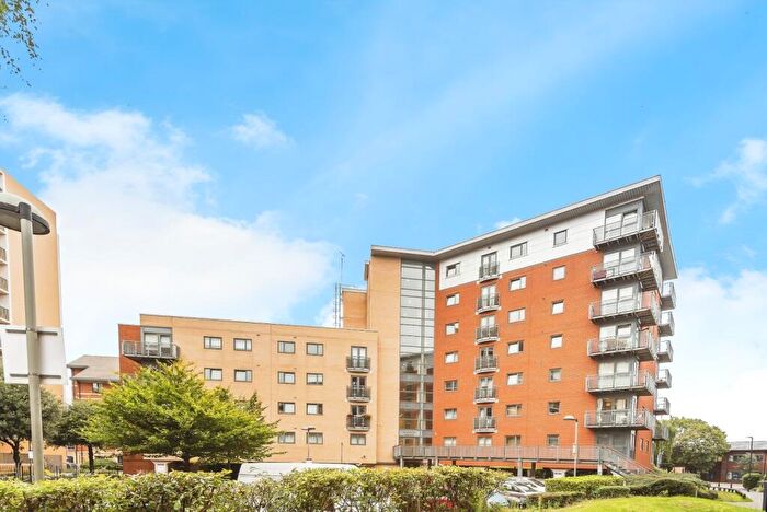 2 Bedroom Flat To Rent In City Walk, Leeds, West Yorkshire, LS11