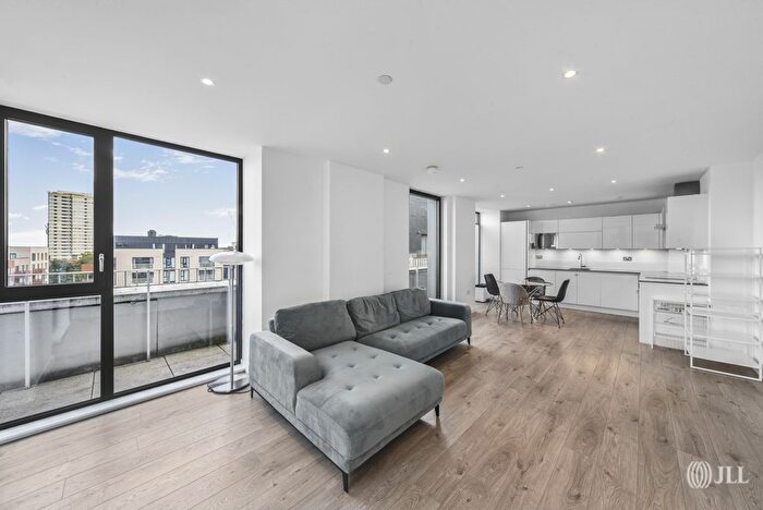 3 Bedroom Flat To Rent In Hawthorn House, London, E15