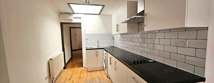 2 Bedroom Flat To Rent In Firs Drive, Hounslow, TW5