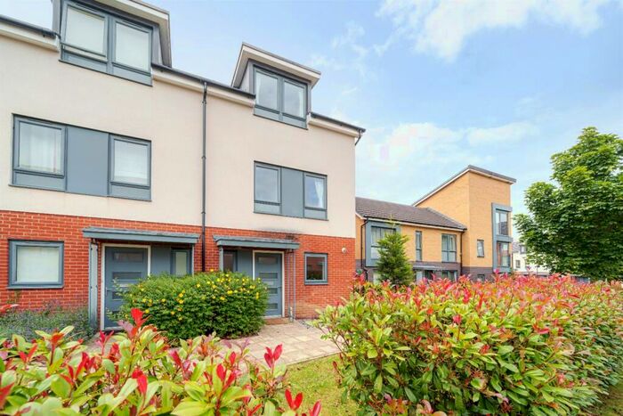 3 Bedroom Town House To Rent In Greenham Avenue, Reading, RG2