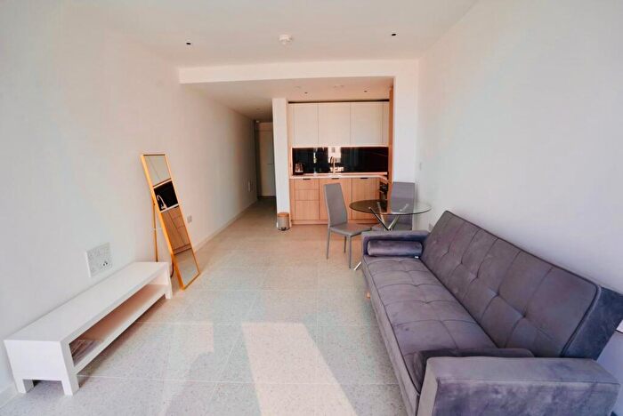 Apartment To Rent In Bouchon Point, Whitechapel, E1