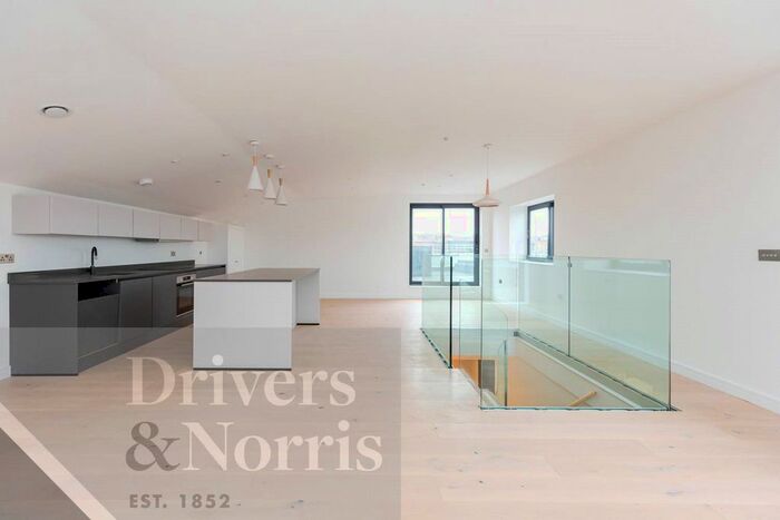 2 Bedroom Flat To Rent In Tottenham Lane, Crouch End, London, N8