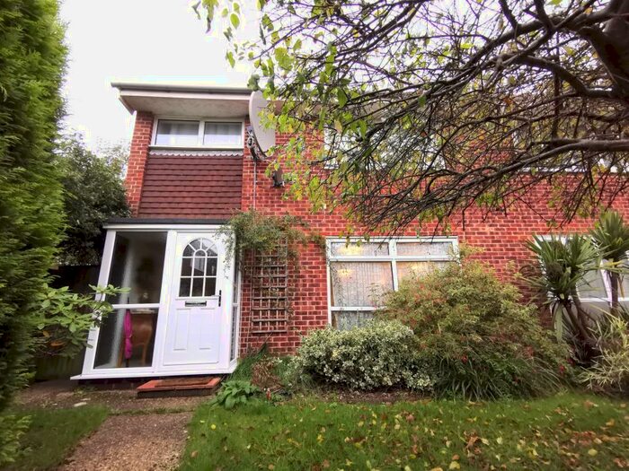 4 Bedroom House To Rent In Great Hollands Road, RG12