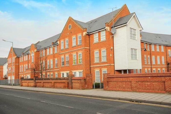 2 Bedroom Apartment To Rent In Florey Gardens, Aylesbury, HP20