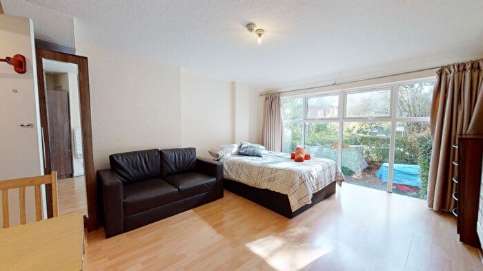 Studio To Rent In Chatsworth Road, London, NW2