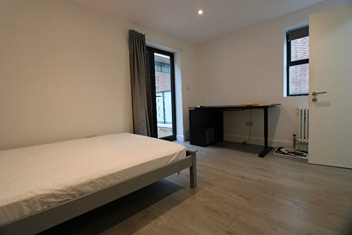 3 Bedroom Flat To Rent In Parkgate Road, London, SW11