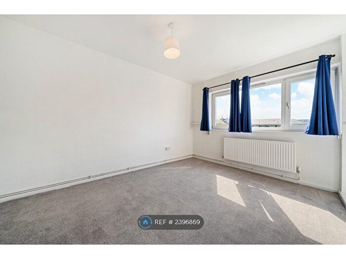 3 Bedroom Flat To Rent In Leirum Street, London, N1