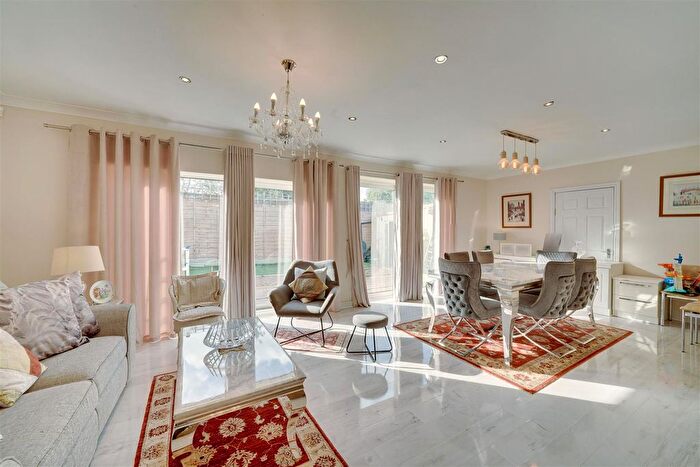 2 Bedroom Detached Bungalow For Sale In Wroxham Gardens, Enfield, EN2