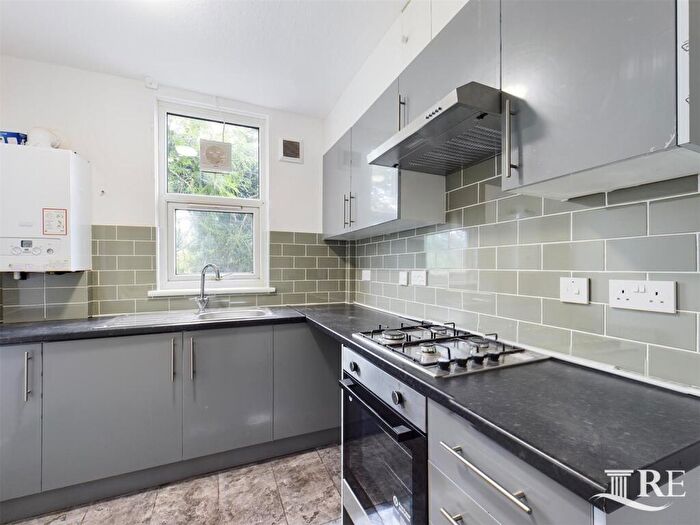 3 Bedroom Flat To Rent In Temple Road, London, NW2