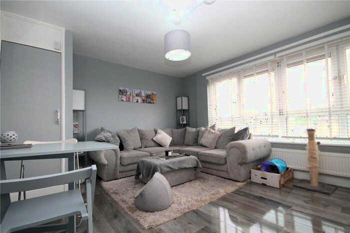 1 Bedroom Flat For Sale In Chetwode Road, Tadworth, Surrey, KT20