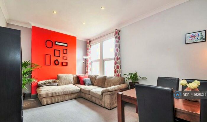 2 Bedroom Flat To Rent In Woodside Park Road, London, N12