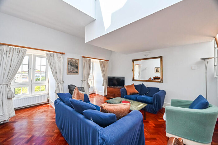 2 Bedroom Flat To Rent In Rosebery Avenue, Clerkenwell, London, EC1R