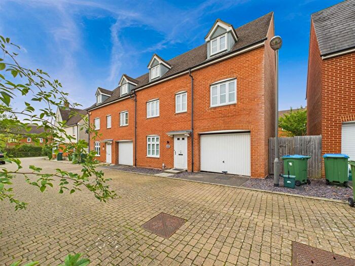 5 Bedroom Semi-detached House For Sale In Brimstone Lane, Buckingham Park, Aylesbury, HP19
