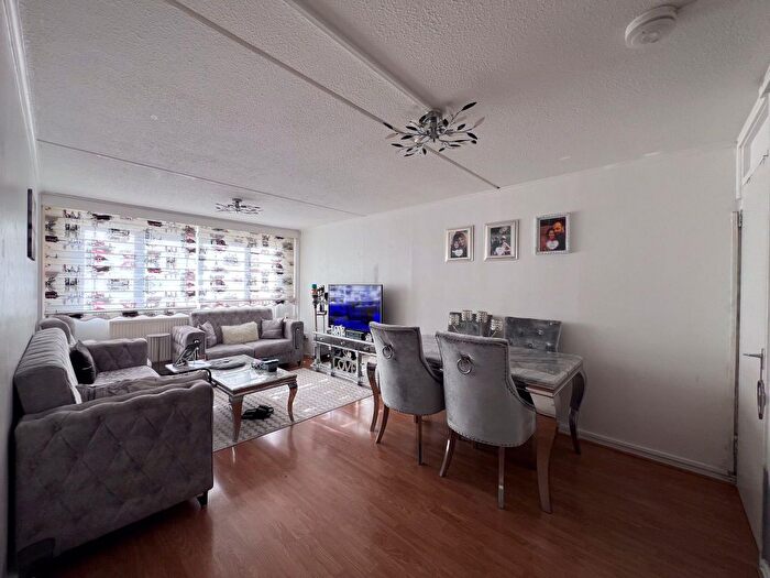 2 Bedroom Flat For Sale In Griffin Road, London, N17