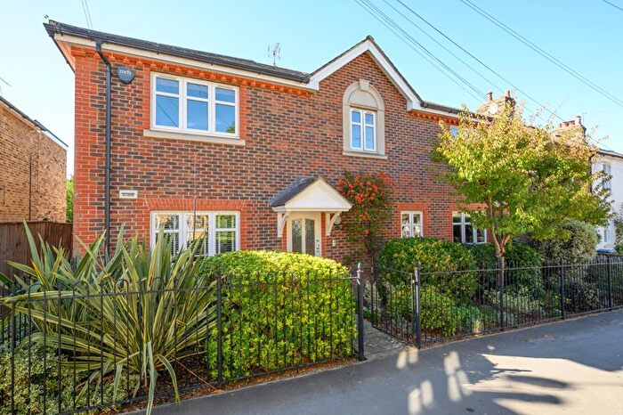 2 Bedroom Flat To Rent In Heath Road, Weybridge, KT13