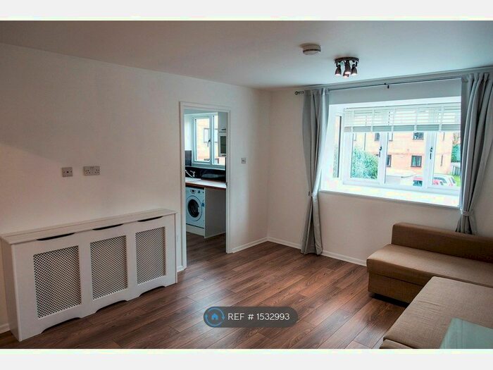 Studio To Rent In Blackdown Close, London, N2