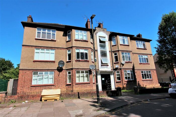 2 Bedroom Flat To Rent In Belmont Court, Bounds Green, N11