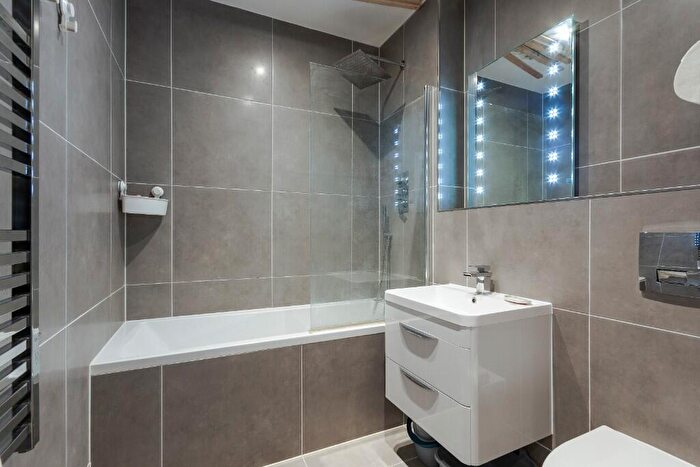 Studio To Rent In Parkway, Chelmsford, Essex, CM2