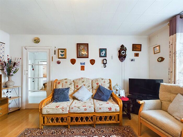 2 Bedroom Flat For Sale In Chase Cross Road, Romford, RM5