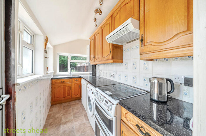 3 Bedroom Terraced House For Sale In Lyndhurst Road, Thornton Heath, CR7