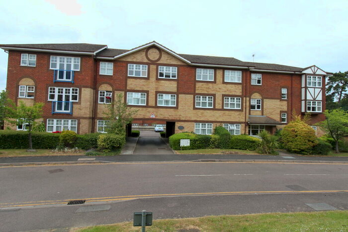2 Bedroom Flat To Rent In Earls Meade, Luton, Bedfordshire, LU2