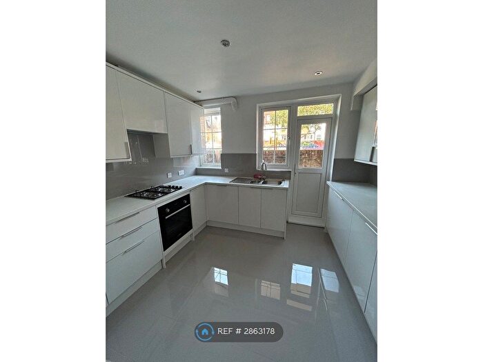 4 Bedroom Flat To Rent In Oslac Road, London, SE6