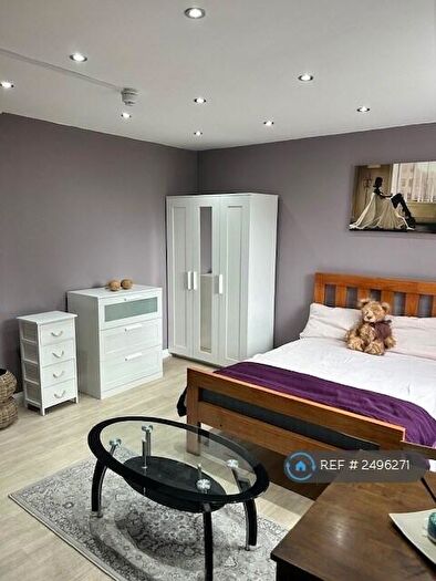 Studio To Rent In Highfield Avenue, London, NW11