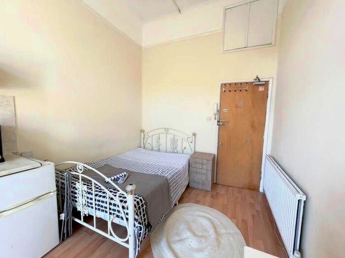 Studio To Rent In Queensborough Terrace, Bayswater, W2