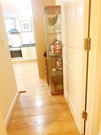 2 Bedroom Flat To Rent In Grays Place, Slough, SL2