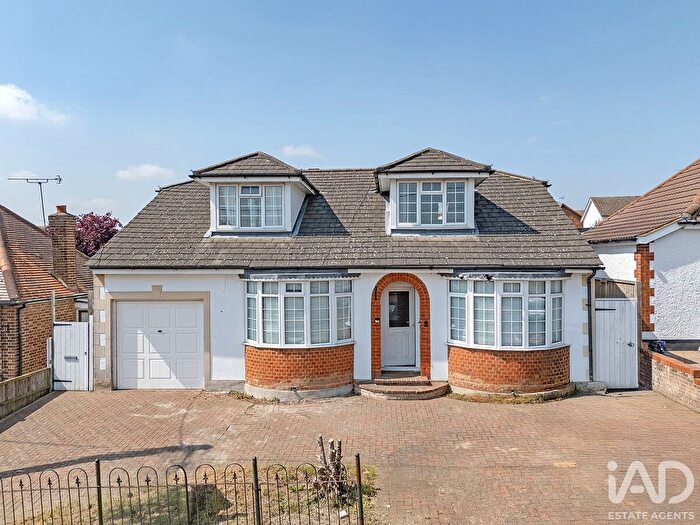4 Bedroom Detached House For Sale In Brackendale Avenue, Basildon, SS13