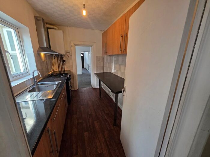 3 Bedroom Terraced House To Rent In Hampton Road, Luton, Bedfordshire, LU4