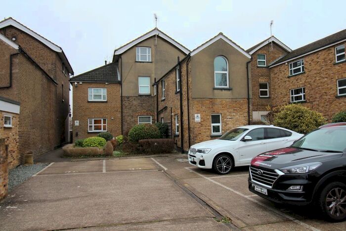 Studio To Rent In Richmond Crescent, Staines-Upon-Thames TW18