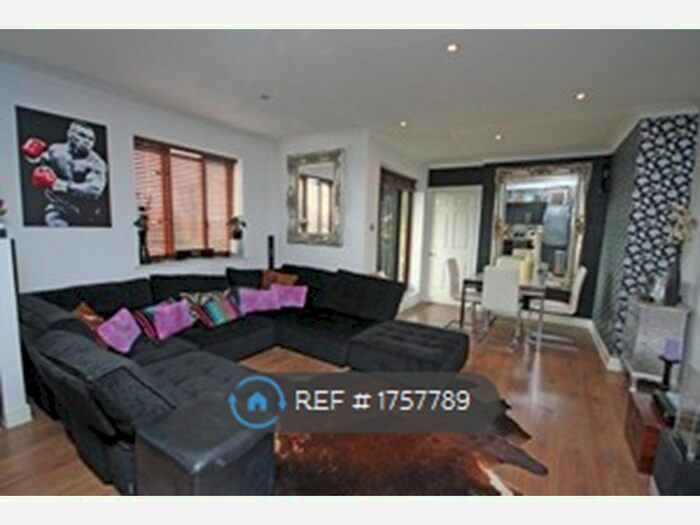 1 Bedroom Flat To Rent In Central Kingston - Caversham House, Kingston, KT1