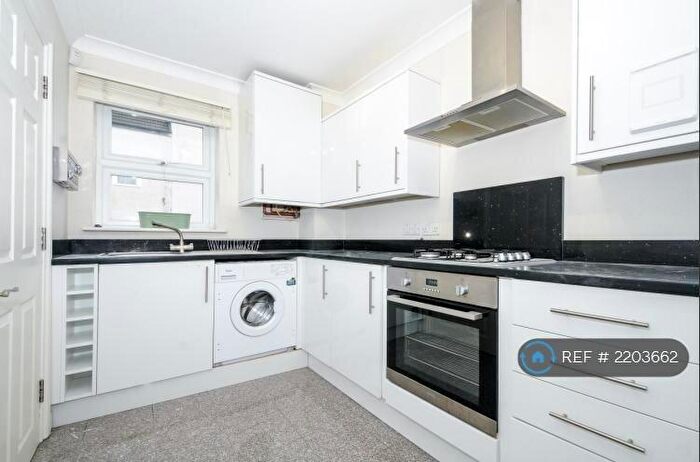 2 Bedroom Flat To Rent In A Wellmeadow Road, London, SE6