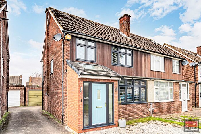 3 Bedroom Semi Detached House For Sale In Lynegrove Avenue, Ashford, TW15