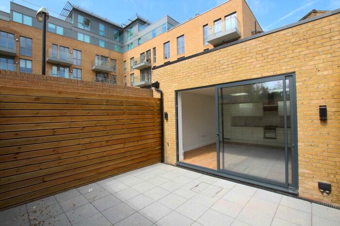 2 Bedroom Flat To Rent In Goldhawk Road, London, W12