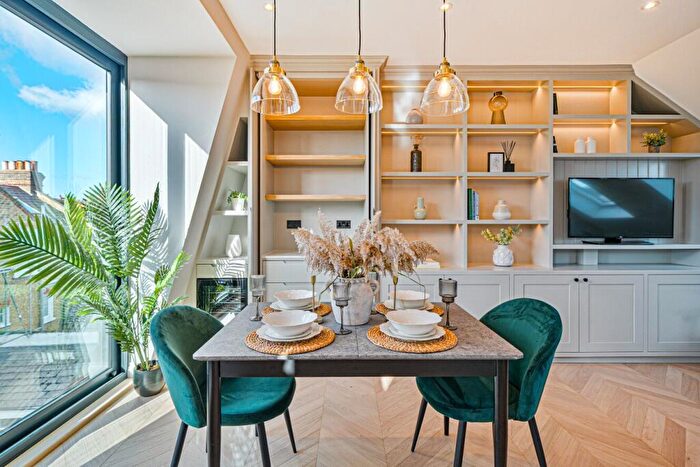 3 Bedroom Flat For Sale In Thirsk Road, London, SW11