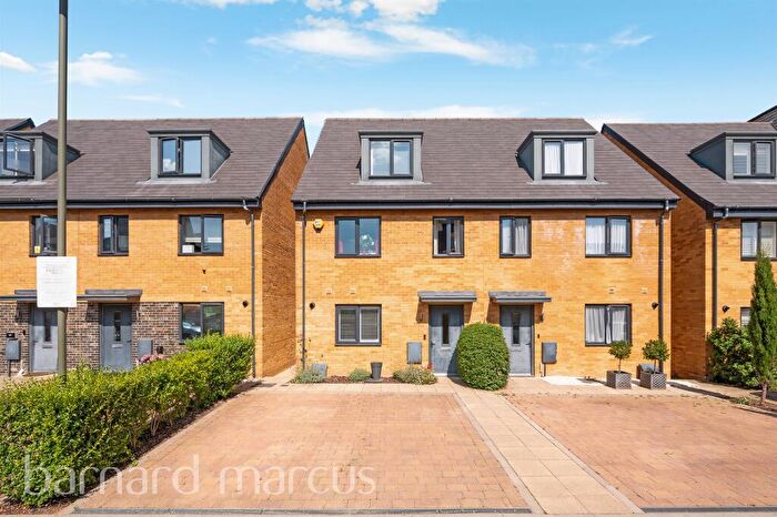 4 Bedroom Town House For Sale In Tala Close, Surbiton, KT6