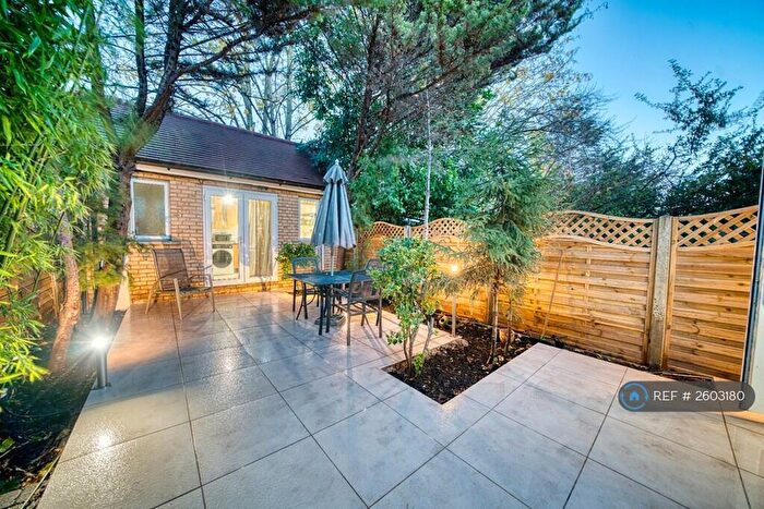 3 Bedroom Flat To Rent In Spruce Hills Road, London, E17