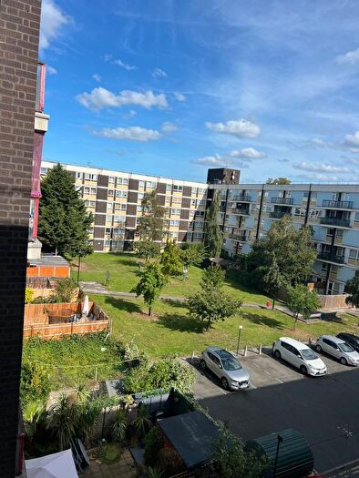 3 Bedroom Flat To Rent In St Aubins Court, Hackney, N1