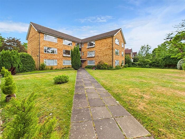 2 Bedroom Flat To Rent In Broad Lane, Hampton, TW12