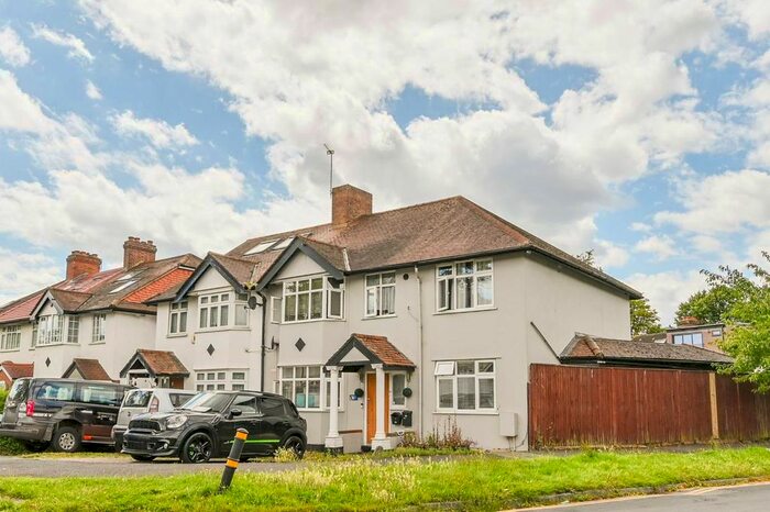 3 Bedroom Flat To Rent In Rose Hill Park West, Sutton, SM1