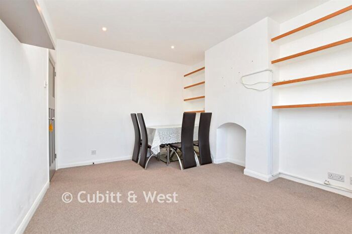 2 Bedroom Maisonette For Sale In Wrythe Lane, Carshalton, Surrey, SM5