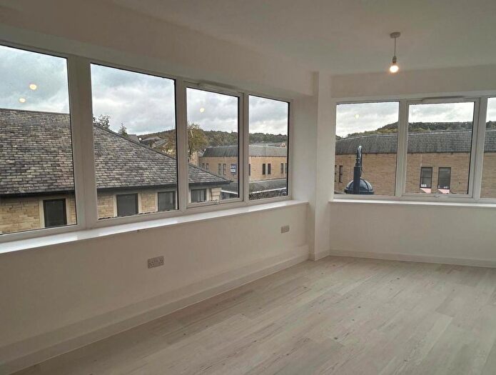 1 Bedroom Flat To Rent In Church Street, Dewsbury, WF13