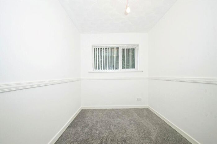 2 Bedroom Flat For Sale In Curlew Close, Cardiff, CF14