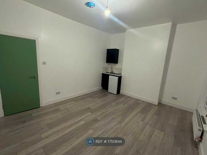 3 Bedroom Studio To Rent In Railton Road, London, SE24